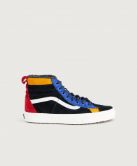 Vans - Sneakers från Vans som är i en hög modell. Skorna är i mocka och på plösen finns en patch med en logotyp. Insidan är fodrad i en mjuk kvalitet och sulan är tillverkad i gummi.