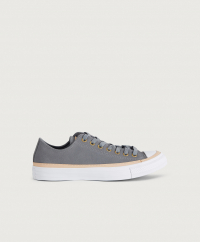 Converse - Sneakers från Converse i mocka. Skorna är i en låg modell och sulan är tillverkad i gummi. På plösen finns en patch med en logotyp och tåkappan är vit. Skorna har skosnören med en något vaxad yta.