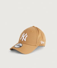 New Era - Keps från New Era som har en broderad logotyp. Kepsen har en böjd skärm och baktill finns ett spänne som gör att du kan justera passformen.