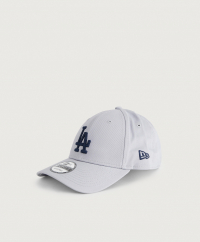 New Era - Keps från New Era som har en broderad logotyp. Kepsen har en böjd skärm och baktill finns ett spänne som gör att du kan justera passformen.