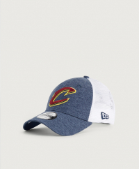 New Era - Det här är en keps från New Era som har en broderad logotyp framtill. Kepsen har ett meshparti och en snapback som gör att du kan justera passformen. Skärmen är böjd.