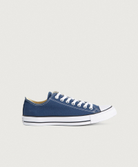 Converse - All Star Low sneakers från Converse. I canvas med gummiklädd tå och matchande ränder på sulkanten. Textilfoder och lätt stoppad textilinnersula. Mönstrad gummiytterula. Denna modell har Converse basfärger som rullar säsong efter säsong.Skostorlek = US siz