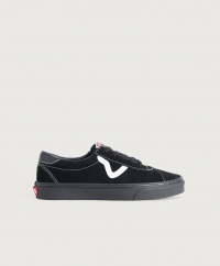 Vans - Dessa sneakers från Vans är tillverkade i mocka och har en vit detalj på varje sida. Skorna har en patch med en logotyp på plösen och sulan är tillverkad i gummi. Baktill finns en läderdetalj och insidan är fodrad i textil.