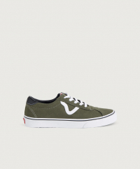 Vans - Dessa sneakers från Vans är tillverkade i mocka och har en vit detalj på varje sida. Skorna har en patch med en logotyp på plösen och sulan är tillverkad i gummi. Baktill finns en läderdetalj och insidan är fodrad i textil.