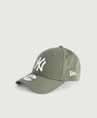 New Era - Keps från New Era som har en broderad logotyp. Kepsen har en böjd skärm och baktill finns ett spänne som gör att du kan justera passformen.