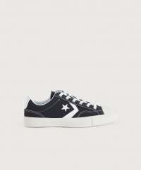 Converse - Sneakers från Converse i textil osm har vita detaljer. Skorna har en patch på en logotyp på plösen och sulan är tillverkad i gummi. Tåkappan är gummerad och insidan är fodrad i textil.