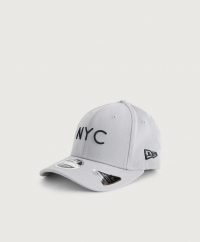 New Era - Keps från New Era som har en broderad logotyp. Kepsen har en böjd skärm och en snapback som gör att du kan justera passformen.