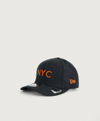 New Era - Keps från New Era som har en broderad logotyp. Kepsen har en böjd skärm och baktill finns ett spänne som gör att du kan justera passformen.