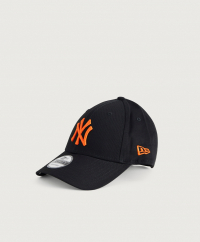 New Era - Keps från New Era som har en broderad logotyp. Kepsen har en böjd skärm och baktill finns ett spänne som gör att du kan justera passformen.