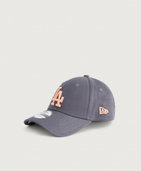 New Era - Keps från New Era som har en broderad logotyp framtill. Kepsen har en böjd skärm och på insidan finns en resårkant som gör passformen justerbar.