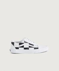Vans - Sneakers från Vans i läder. Skorna är rutiga och har vita skosnören. Sulan är tillverkad i gummi och insidan är fodrad i textil. Baktill finns en logotyp.