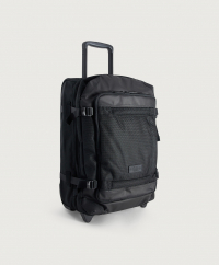 Eastpak - Resväska från Eastpak som har en vattenavvisande yta. Väskan är utrustad med ett TSA-lås, ett uppfällbart handag och två hjul. Flera smarta fack finns och väskan passar som handbagage.- Tvättpåse medföljer- Rymmer 42 liter- Väskan väger 2.82kg- Mått : H 5