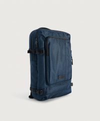 Eastpak - Ryggsäck från Eastpak som har en vattenavvisande yta. Ryggsäcken har fack som är anpassade för en vattenflaska och rymmer 22 liter. På insidan finns plats för en 17