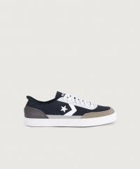 Converse - Sneakers från Converse i mocka som har vita samt grå detaljer. Skorna har vita skosnören och en patch med en logotyp på plösen. Sulan är i gummi och insidan är fodrad i textil.
