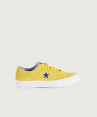 Converse - Sneakers från Converse i mocka som har blå detaljer. Skorna har en sula som är tillverkad i gummi och insidan är fodrad i textil. Innersulan är uttagbar och skorna har gula skosnören.