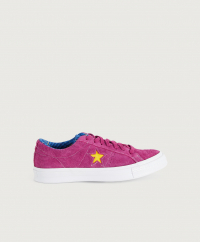Converse - Sneakers från Converse i mocka som har gula detaljer. Skorna har en sula som är tillverkad i gummi och insidan är fodrad i textil. Innersulan är uttagbar och skorna har rosa skosnören.