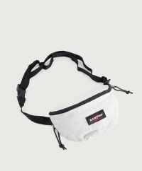 Eastpak - Axelremsväska från Eastpak i canvas. Väskan har ett yttre fack och ett huvudfack som stängs med hjälp av en dragkedja. Axelbandet har en justerbar längd.- Bredd : 26 cm- Höjd : 14 cm- Djup : 2 cm
