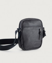 Eastpak - Axelremsväska från Eastpak i skinn som tre fack. Väskan har ett axelband med en justerbar längd och på framsidan finns en präglad logotyp. - Bredd : ca 15 cm - Höjd : ca 20 cm - Djup : ca 4 cm