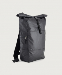 Eastpak - Ryggsäck från Eastpak som har en vattenavvisande yta. Ryggsäcken har axelband som är vadderade och som har en justerbar längd. På ena sidan finns en tryckt logotyp. Huvudfacket stängs med hjälp av ett spänne och en kardborre. På insidan finns plats för en