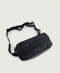 Eastpak - Axelremsväska från Eastpak i ett vattenavvisande material. Väskan har flera fack och axelbandet har en justerbar längd. På ena sidan finns en patch med en logotyp. - Bredd : ca 28 cm - Höjd : ca 15 cm - Djup : ca 7 cm
