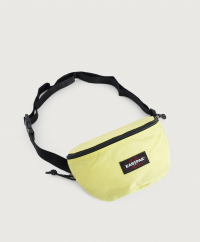 Eastpak - Axelremsväska från Eastpak i canvas. Väskan har ett yttre fack och ett huvudfack som stängs med hjälp av en dragkedja. Axelbandet har en justerbar längd.- Bredd : 26 cm- Höjd : 14 cm- Djup : 2 cm