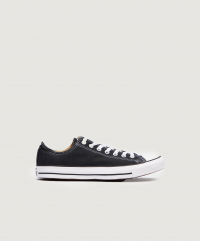 Converse - All Star Low sneakers från Converse. I canvas med gummiklädd tå och matchande ränder på sulkanten. Textilfoder och lätt stoppad textilinnersula. Mönstrad gummiytterula. Denna modell har Converse basfärger som rullar säsong efter säsong.Skostorlek = US siz