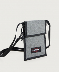 Eastpak - Axelremsväska från Eastpak i canvas. Väskan har en patch med en logotyp och axelbandet har en justerbar längd.- Bredd : ca 13 cm - Höjd : ca 18 cm