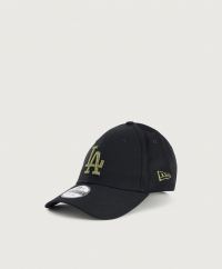 New Era - Keps från New Era med en broderar logotyp. Kepsen har en böjd skärm och baktill finns ett spänne som gör passformen justerbar.