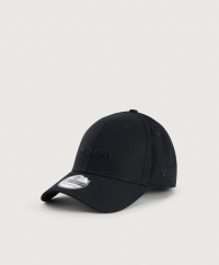 New Era - Keps från New Era med en broderad logotyp. Kepsen har en resårkant på insidan som gör passformen justerbar.