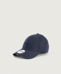 New Era - Keps från New Era med en broderad logotyp. Kepsen har en resårkant på insidan som gör passformen justerbar.