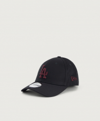 New Era - Keps från New Era med en broderad logotyp. Kepsen har en böjd skärm och på insidan finns en resårkant.