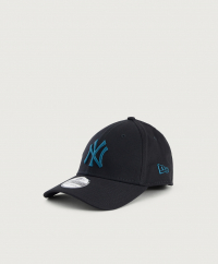 New Era - Keps från New Era med en broderad logotyp. Kepsen har en böjd skärm och på insidan finns en resårkant.