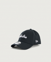 New Era - Keps från New Era med en broderad logotyp. Kepsen har en resårkant på insidan som gör passformen justerbar.