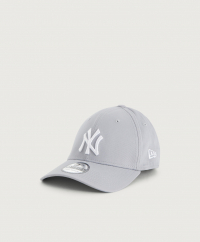 New Era - Den här kepsen från New Era har en broderad logotyp framtill. Kepsen har en böjd skärm och på insidan finns en resårkant som gör passformen justerbar.