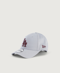 New Era - Keps från New Era med en broderad logotyp. Kepsen har en böjd skärm och en snapback baktill som gör att du kan justera passformen.