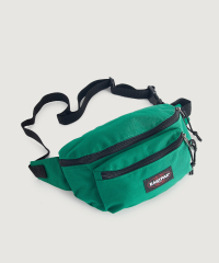 Eastpak - Axelremsväska från Eastpak med tre fack. Facken stängs med hjälp av en dragkedja. Axelbanden har en justerbar längd och insidan är fodrad i ett svart tyg.Höjd : 18 cmBredd : 14 cmDjup : 2 cm