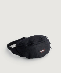 Eastpak - Det här är en axelremsväska från Eastpak som har en tygpatch med en logotyp. Väskan har ett axelband med en justerbar längd och insidan är fodrad i ett svart tyg- Bredd: 36 cm- Djup: 7 cm- Längd: 21 cm