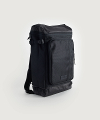 Eastpak - Ryggsäck från Eastpak med en vattentät strukturerad yta. Ryggsäcken har fem yttre fack samt ett huvudfack som stängs med hjälp av en dragkedja. På insidan finns plats för en laptop och axelbanden har en justerbar längd.- Bredd : 33 cm- Höjd : 55 cm- Djup