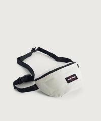 Eastpak - Axelremsväska från Eastpak i canvas. Väskan har ett yttre fack och ett huvudfack som stängs med hjälp av en dragkedja. Axelbandet har en justerbar längd.- Bredd : 26 cm- Höjd : 14 cm- Djup : 2 cm