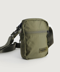 Eastpak - Axelremsväska från Eastpak i nylon. Väskan har ett justerbart axelband och två fack som stängs med hjälp av en dragkedja. På insidan finns ett fack. - Bredd : 21 cm- Höjd : 16 cm- Djup : 4 cm