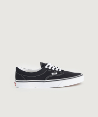 Vans - Sneakers från Vans som har en ovandel i textil och detaljer i läder. Skorna har en gummisula och vid ena sidan sitter en liten tygpatch med en logotyp. Insidan är fodrad i textil och skorna har vita skosnören.