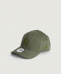 New Era - Keps från New Era med en broderad logotyp. Kepsen har en böjd skärm och en snapback baktill som gör passformen justerbar.