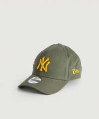 New Era - Keps från New Era med en broderad logotyp. Kepsen har en böjd skärm och ett spänne baktill som gör passformen justerbar.
