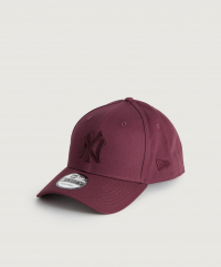 New Era - Keps från New Era med en broderad logotyp. Kepsen har en böjd skärm och en snapback baktill som gör passformen justerbar.