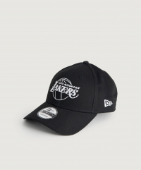 New Era - Keps från New Era med en broderad logotyp. Kepsen har en böjd skärm och ett spänne baktill som gör passformen justerbar.