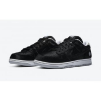 Nike - SB Dunk Low Medicom