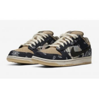 Nike - SB Dunk Low x Travis Scott
