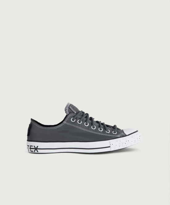 Converse Sneakers från Converse i GORE-TEX som är ett vattentätt material som släpper igenom luft. Skorna har svarta skosnören och på plösen finns en patch med en logotyp. Insidan är fodrad i ett mjukt material och tåkappan är vit. Sulan är tillverkad i gummi och 