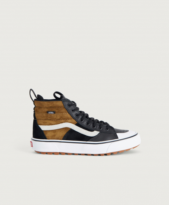 Vans Sneakers från Vans som har detaljer i mocka och läder. Skorna har en patch med en logotyp på plösen samt svarta skosnören. Sulan är tillverkad i gummi och innersulan är uttagbar.