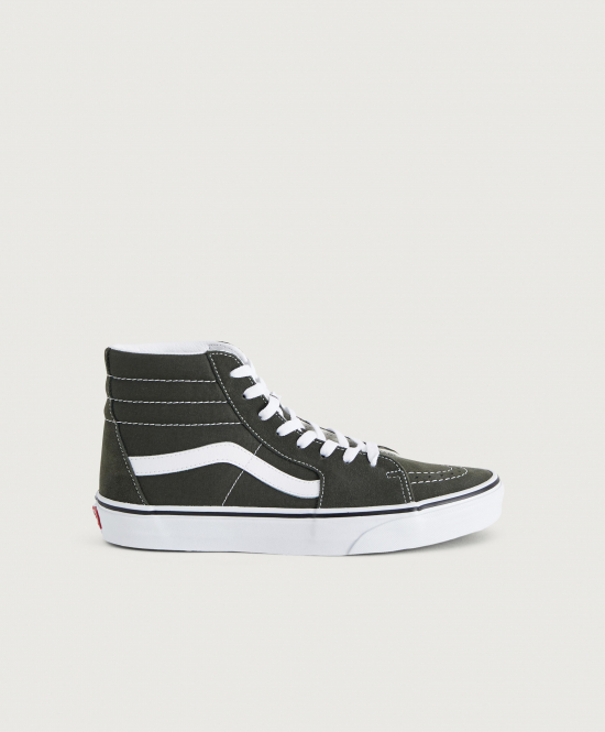 Vans SK8 sneakers från Vans. Det här är ett par sneakers i en hög modell som har en vadderad krage. Svarta partier i äkta mocka samt dekorativa sömmar. Fodrade i läder och textil.